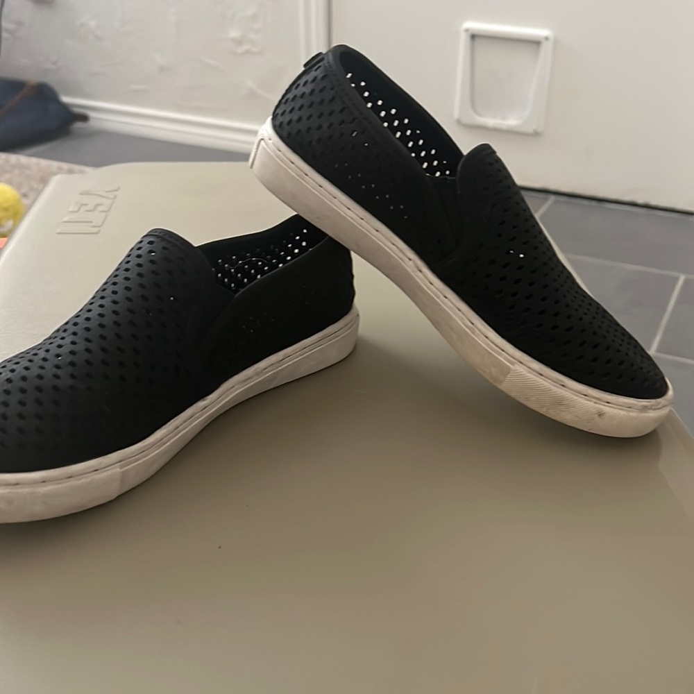 Steve Madden Womens Black Eyelet Slip Ons
